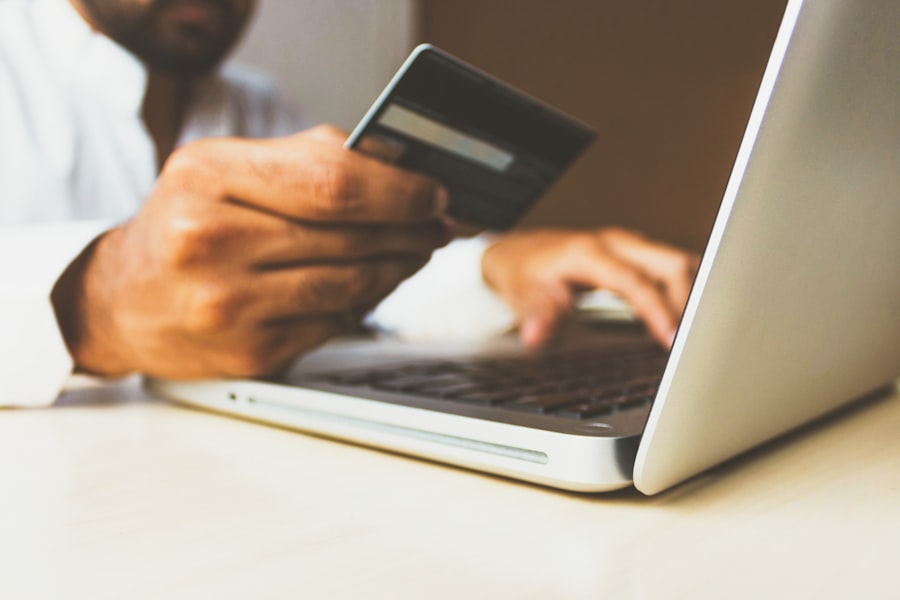 Persoon betaalt online met bankapp: iDEAL casino storting verloopt via beveiligde bankomgeving