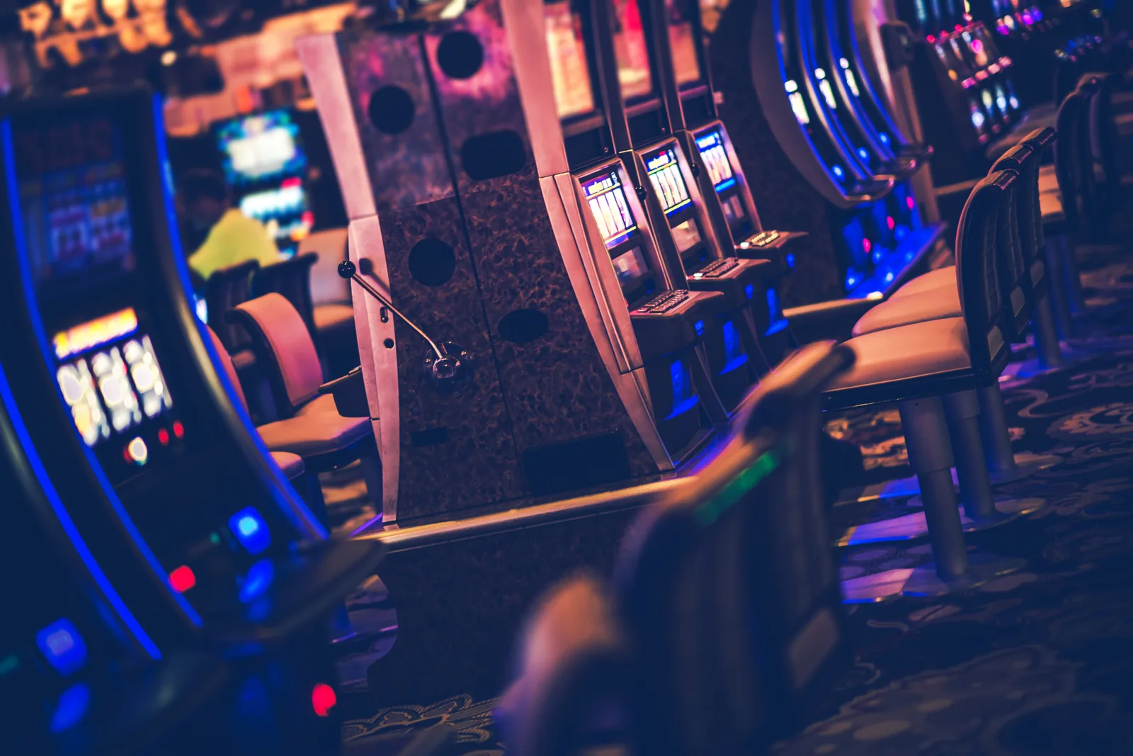 Rij verlichte gokkasten in een casino