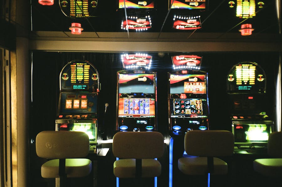Rij gokkasten in een casino; het RTP-percentage bepaalt de gemiddelde uitbetaling