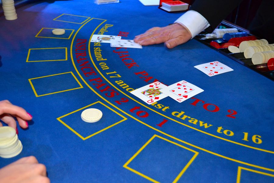 Blackjack-kaarten en fiches op de speeltafel in een casino