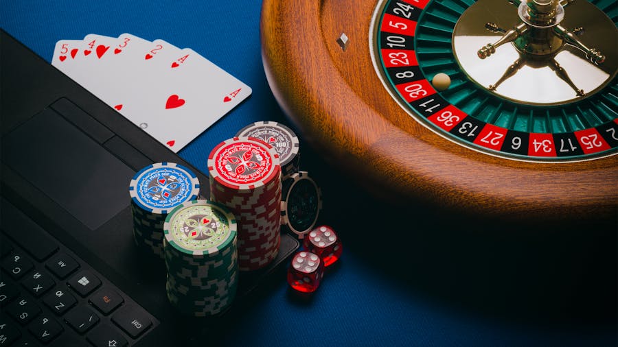 Casinofiches en speelkaarten in close-up, symbool voor inzet en wagervereiste