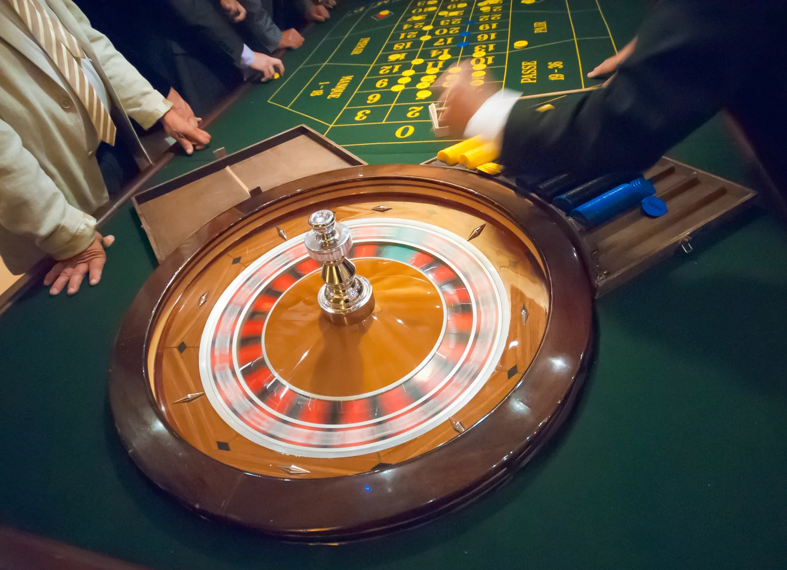 Spelers aan de roulettetafel in een casino