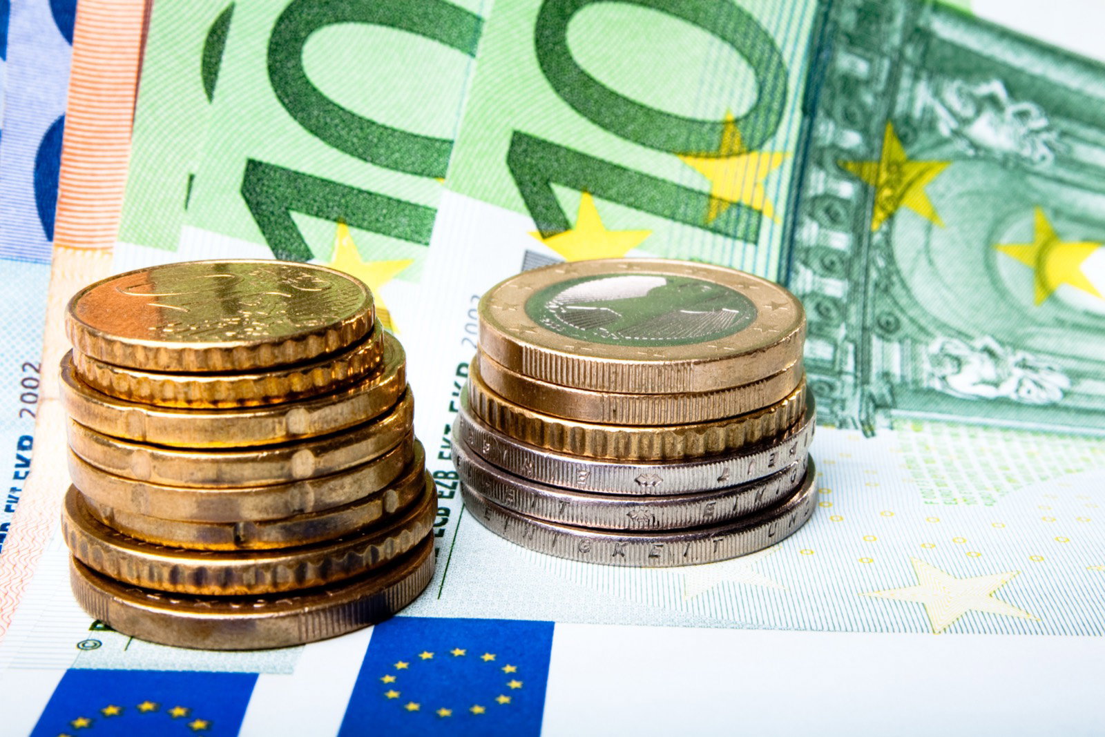 Euromunten op bankbiljetten symboliseren de kosten van het vrijspelen van een bonus